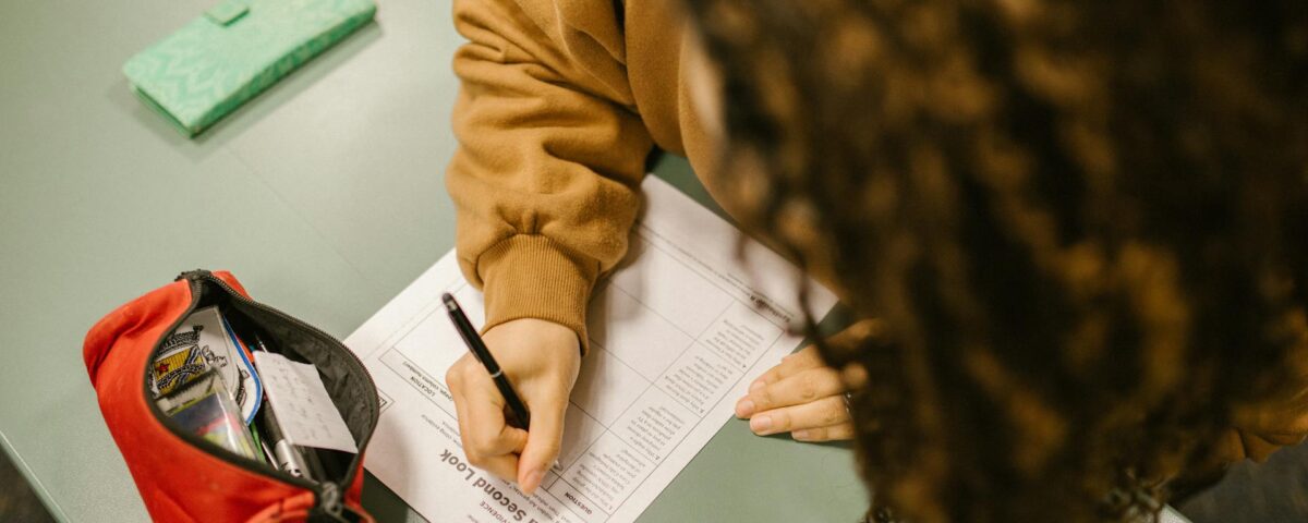 Come la grafologia può aiutare un adolescente con ansia attraverso la scrittura