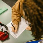 Come la grafologia può aiutare un adolescente con ansia attraverso la scrittura